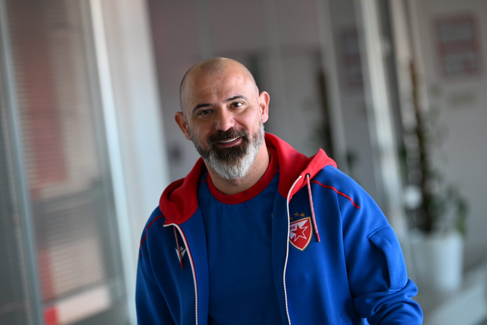 The press conference of Dejan Stankovic, coach of FK Crvena zvezda on the eve of the 179th eternal derby against Partizan was held in the press center at the Rajko Mitic stadium. Konferencija za medije Dejana Stankovica, trenera FK Crvena zvezda uoci 179. vecitog derbija protiv Partizana odrzana je u press centru na stadionu Rajko Mitic.