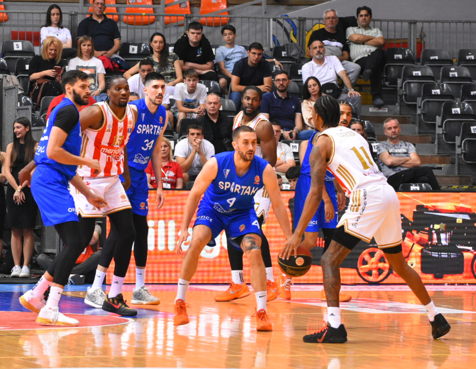The semi-final match of the F4 tournament of the Meridianbet Basketball League of Serbia between KK Crvena zvezda MeridianBet and KK Spartak Office Shoes was played in the Cair Hall. Polufinalna utakmica F4 turnira Meridianbet Kosarkaske lige Srbije izmedju KK Crvena zvezda MeridianBet i KK Spartak Office Shoes odigrana je u hali Cair.