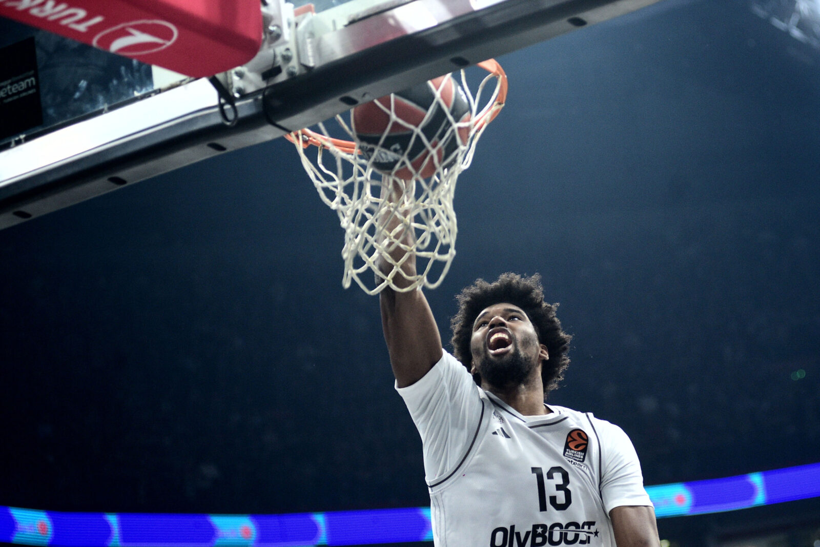 The 23rd round match of the Turkish Airlines Euroleague between KK Partizan Mozzart Bet and KK Paris Basketball was played at the Belgrade Arena. Utakmica 23. kola Turkish Airlines Evrolige izmedju KK Partizan Mozzart Bet i KK Paris Basketball odigrana je u Beogradskoj Areni.