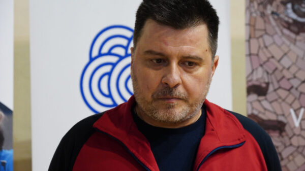 Serbian table tennis player Aleksandar Karakasevic officially ended his playing career of more than three decades in the match between Serbia and France in the qualifiers for the European Championship. Srpski stonoteniser Aleksandar Karakasevic zvanicno je zavrsio igracku karijeru dugu vise od tri decenije na mecu izmedju Srbije i Francuske u kvalifikacijama za Evropsko prvenstvo.