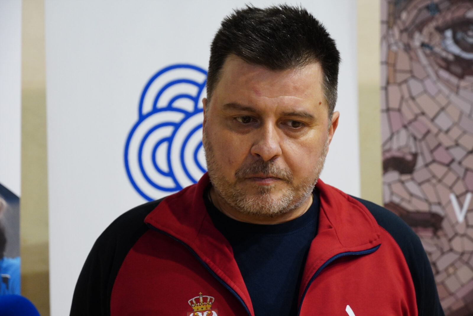 Serbian table tennis player Aleksandar Karakasevic officially ended his playing career of more than three decades in the match between Serbia and France in the qualifiers for the European Championship. Srpski stonoteniser Aleksandar Karakasevic zvanicno je zavrsio igracku karijeru dugu vise od tri decenije na mecu izmedju Srbije i Francuske u kvalifikacijama za Evropsko prvenstvo.