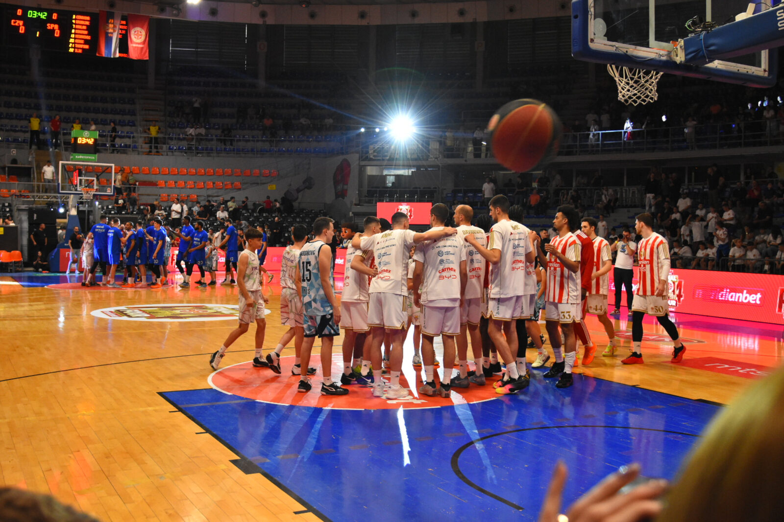 The semi-final match of the F4 tournament of the Meridianbet Basketball League of Serbia between KK Crvena zvezda MeridianBet and KK Spartak Office Shoes was played in the Cair Hall. Polufinalna utakmica F4 turnira Meridianbet Kosarkaske lige Srbije izmedju KK Crvena zvezda MeridianBet i KK Spartak Office Shoes odigrana je u hali Cair.
