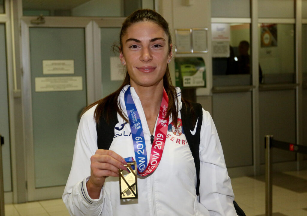 Ivana Spanovic and Strahinja Jovancevic at "Nikola Tesla" airport after winning the medal at the European Championship Hall. Ivana Spanovic i Strahinja Jovancevica na aerodromu "Nikola Tesla" po osvajanju medalja na dvoranskom Evropskom prvenstvu