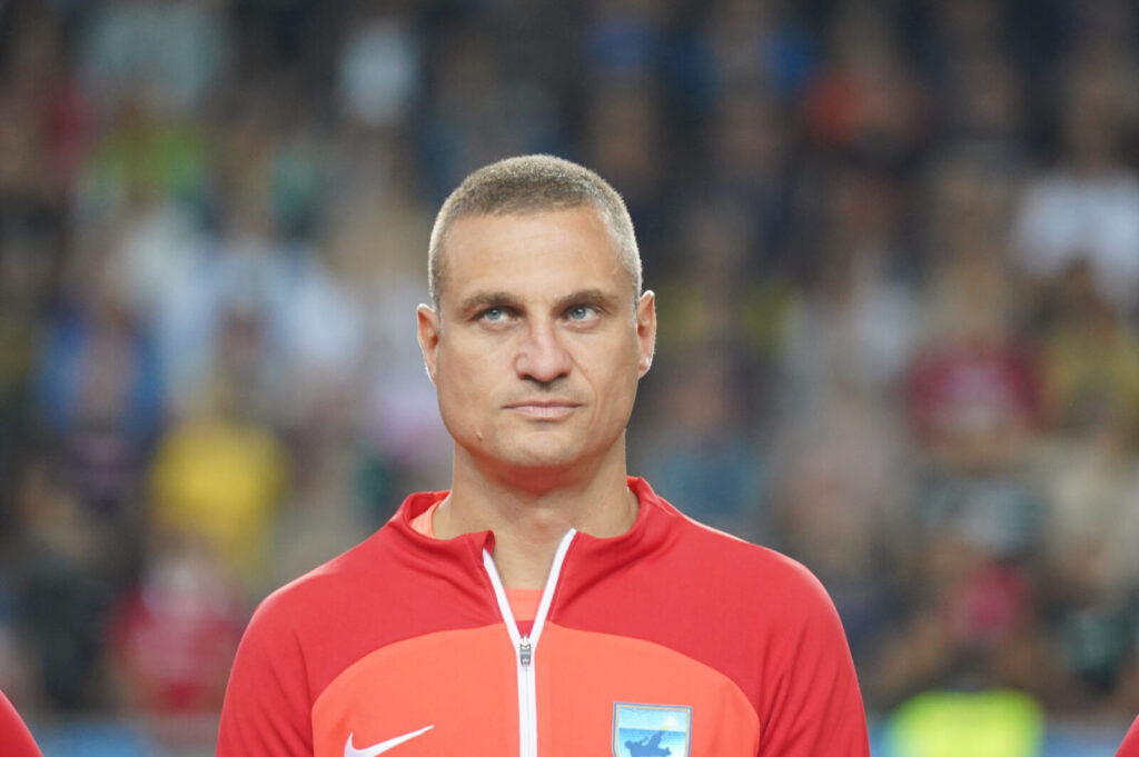Former football stars played a match called "Football Stars for Flood Victims" at the Stozice Stadium. Nekadasnje fudbalske zvezde su na stadionu Stozice odigrale utakmica pod nazivom "Zvezde fudbala za stradale u poplavama".