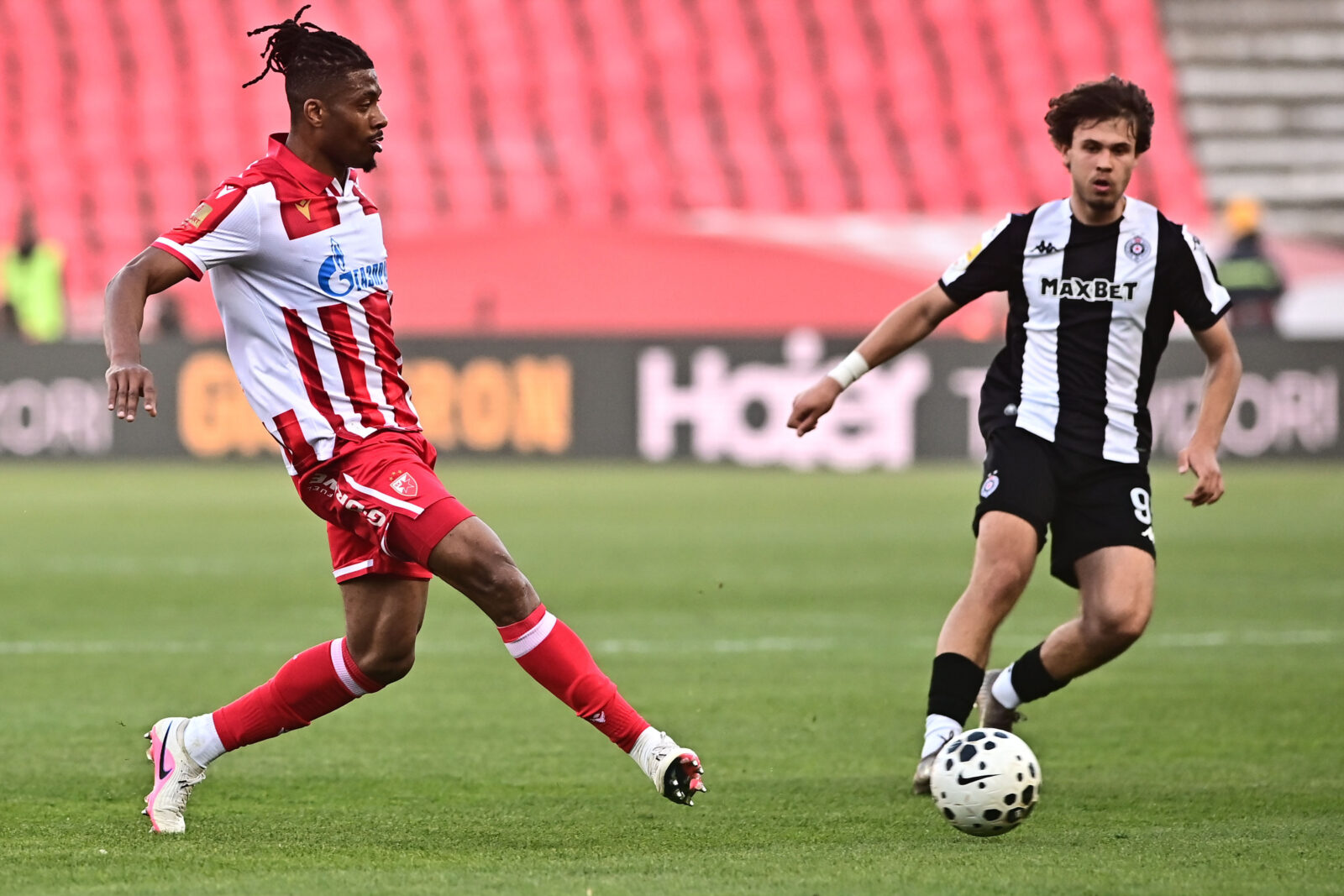 The match of the 33rd round of the Mozzart Super League of Serbia, the 179th eternal derby between FK Crvena zvezda and FK Partizan was played at the Rajko Mitic stadium. Utakmica 33. kola Mozzart Super lige Srbije, 179. veciti derbi izmedju FK Crvena zvezda i FK Partizan odigrana je na stadion Rajko Mitic.