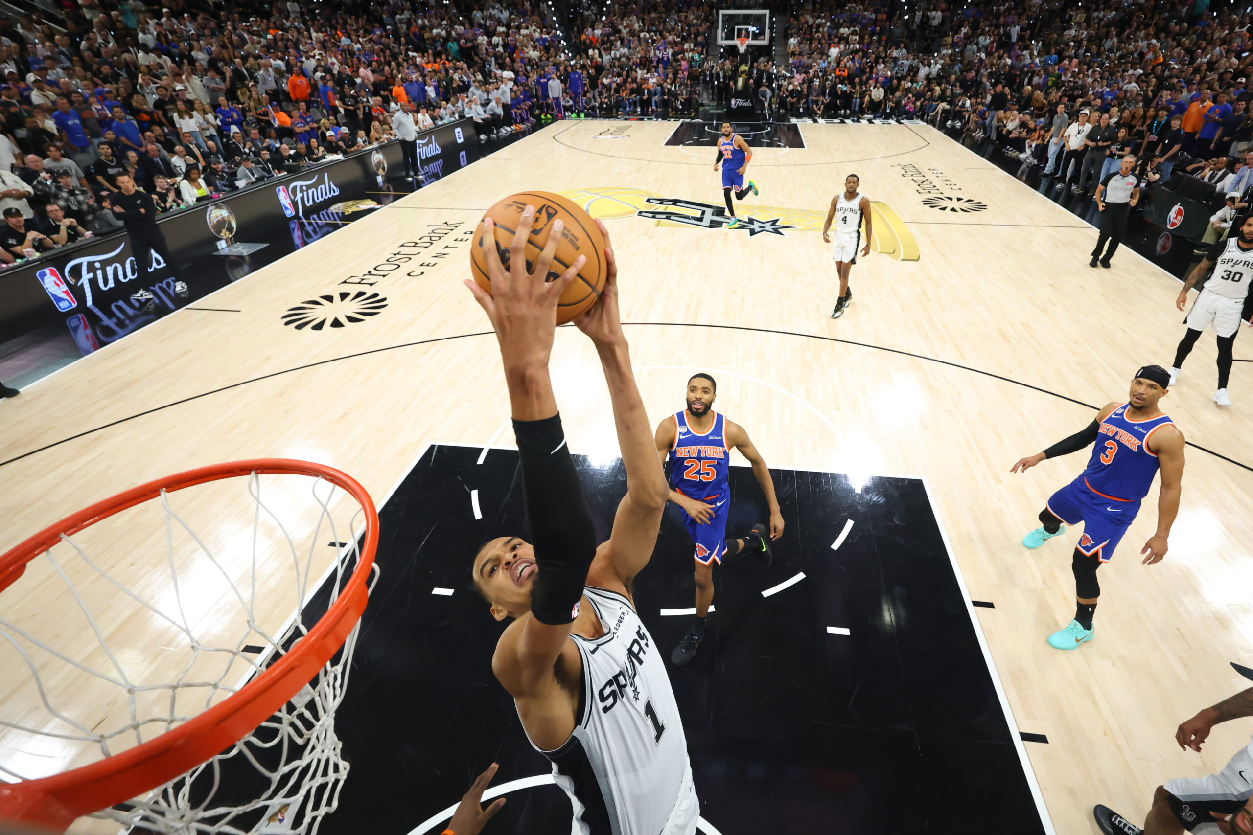Viktor Vembanjama, Kejtlin Klark i Derik Rouz na naslovnici NBA 2K27 – Viktor Vembanjama NBA naslovnica