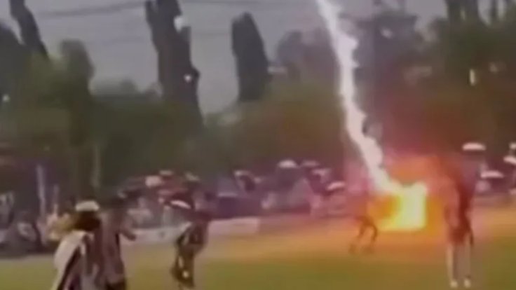 Safwan Awae stradao od udara groma tokom fudbalske utakmice na Tajlandu – udar groma na terenu