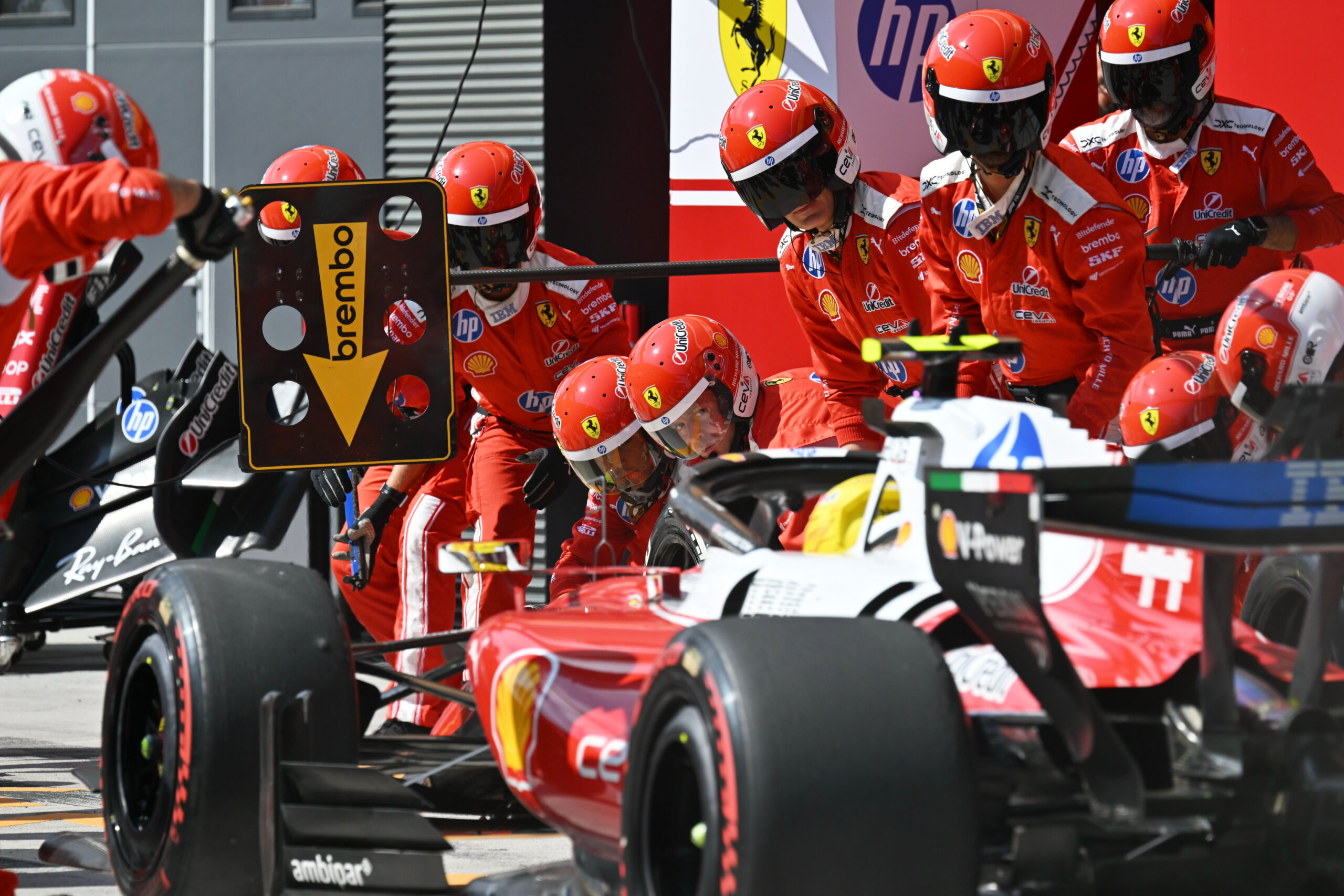 Luis Hamilton pod lupom zbog ekstravagantnog stila na stazama Formule 1 – Luis Hamilton Ferari Formula 1