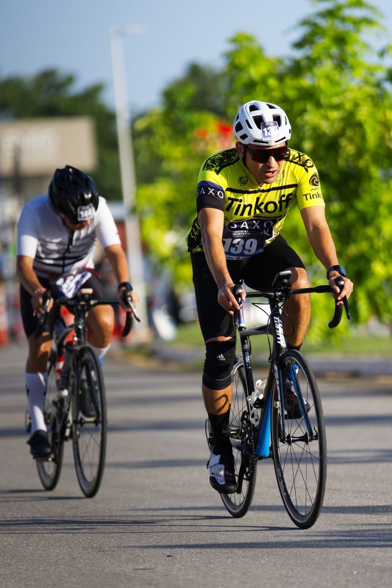 Competitive cyclists racing outdoors in San Francisco de Campeche, showcasing endurance and speed.