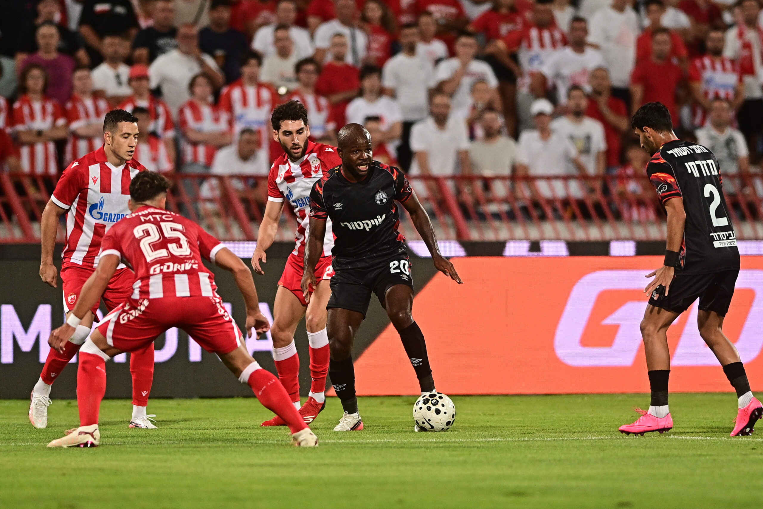 Navijači Crvene zvezde uzvikuju "Uprava napolje" tokom poraza od Hapoela – Crvena zvezda Hapoel Liga šampiona
