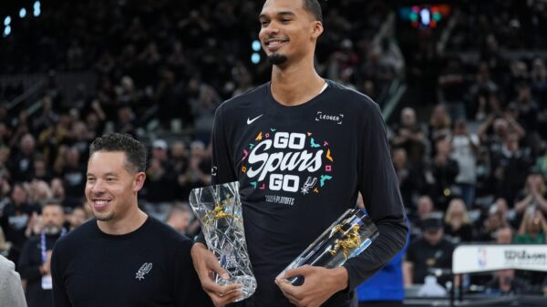 Viktor Vembanjama spaja šah i košarku kroz Hoop Gambit festival u Parizu – šah i košarka u Parizu