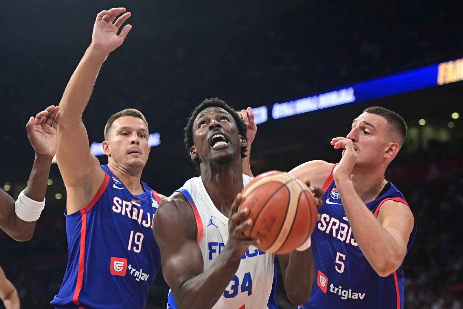 The match between the serbia men's senior national team and the france national team, the first warm-up match before the august fiba qualifying window for the 2027 world championship, was played at the Belgrade arena. Utakmica muske seniorske reprezentacije Srbije protiv selekcije Francuske, prva pripremna utakmica pred avgustovski FIBA kvalifikacioni prozor za Svetsko prvenstvo 2027. godine, odigrana je u Beogradskoj Areni.