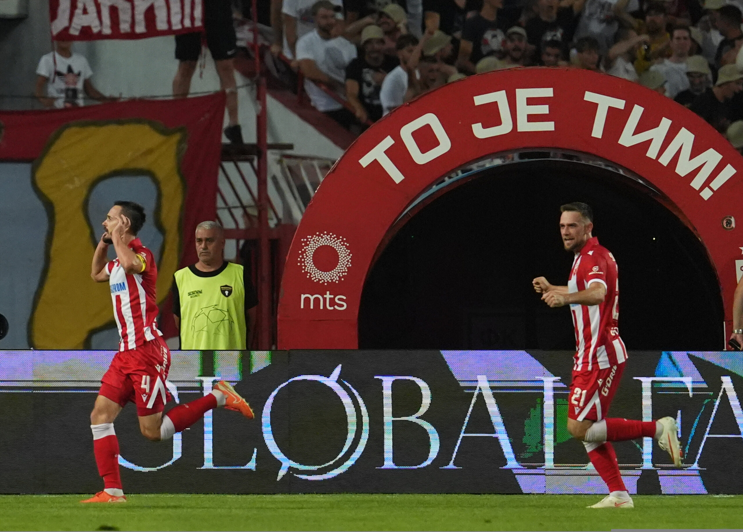 Crvena zvezda vodi protiv Viktorije Plzenj zahvaljujući Elšniku i Ivaniću u plej-ofu za Ligu Evrope – napad u Beogradu