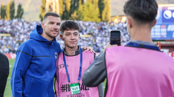 Edin Džeko predvodio Šalke do pobede 5:2 protiv Halešera u povratničkom meču – Edin Džeko Šalke Halešer