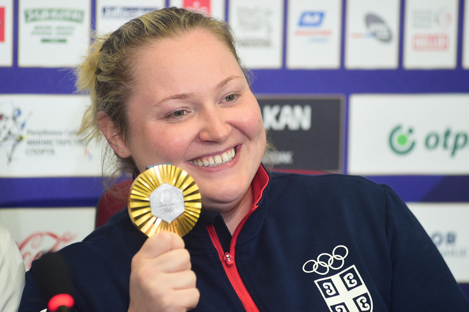 The press conference of Zorana Arunovic, winner of the gold medal at the Olympic Games in Paris, was held in the VIP salon of the Nikola Tesla Airport in Belgrade immediately after the arrival of part of the team. Konferencija za medije Zorane Arunovic, osvajacice zlatne medalje na Olimpijskim igrama u Parizu odrzana je u VIP salonu Aerodroma Nikola Tesla u Beogradu odmah po dolasku dela ekipe.