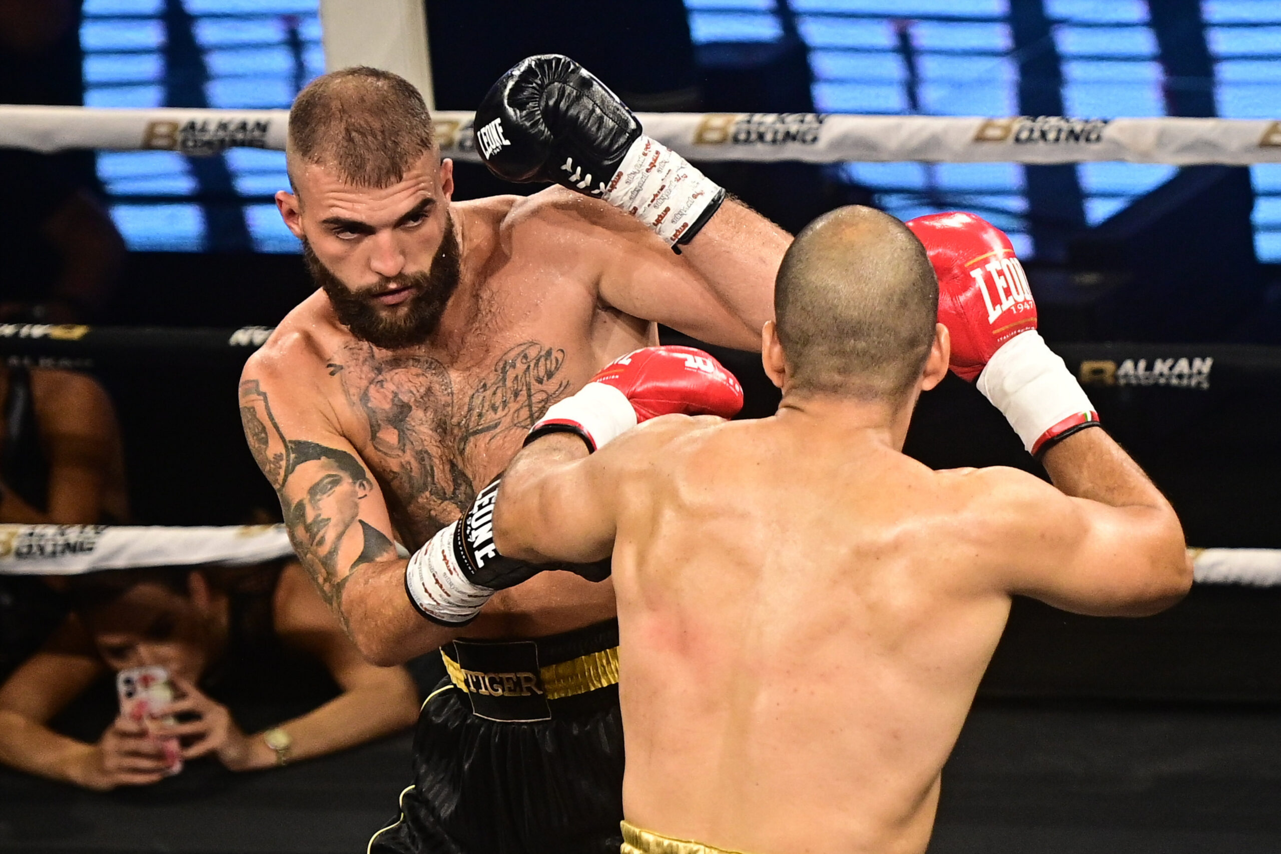 Veljko Ražnatović nokautirao Rosmena Brita i proslavio pobedu uz Kaljinku u Beogradu – Veljko Ražnatović Balkan Boxing