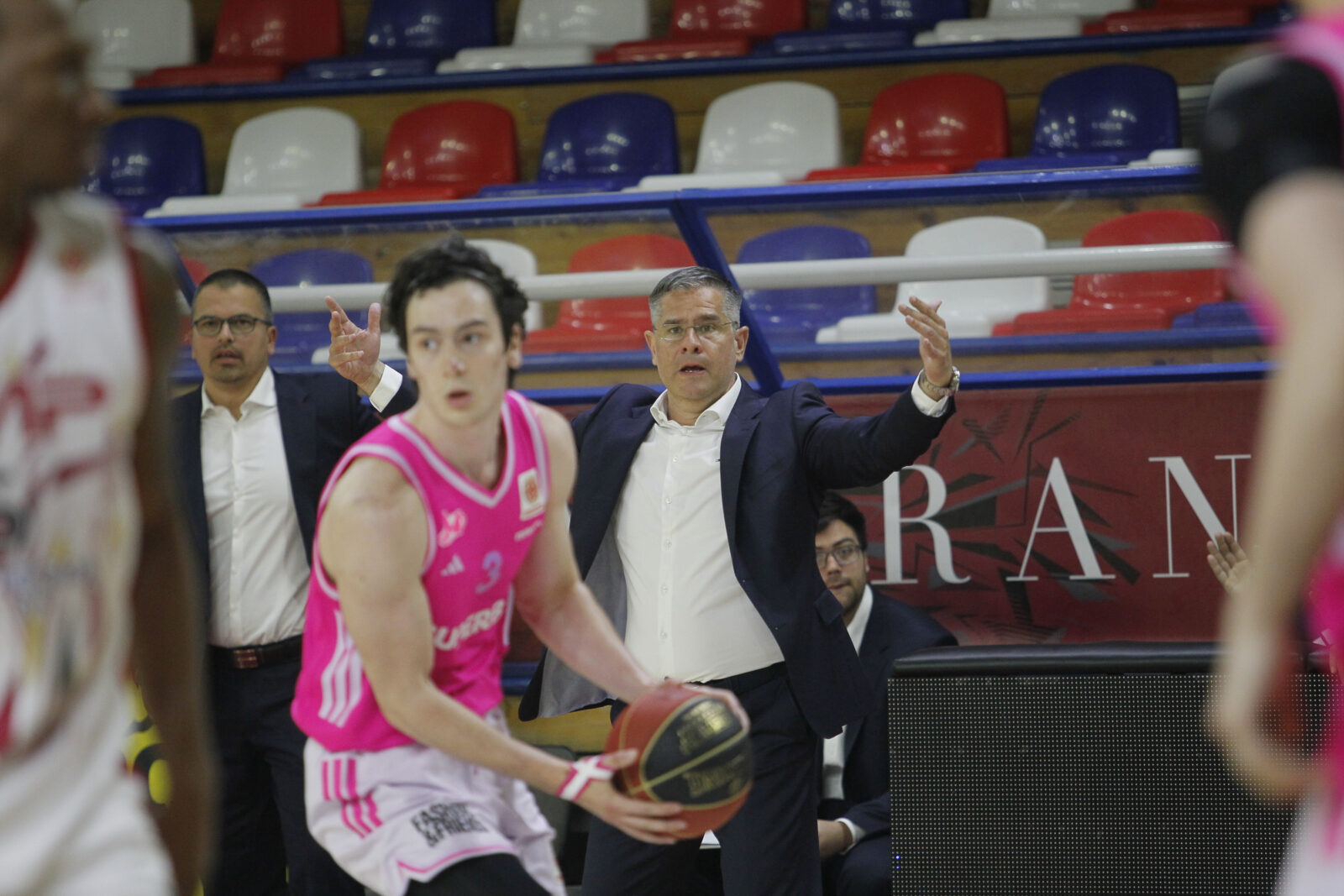 The second quarterfinal match of the Meridianbet Serbian Basketball League between KK FMP SoccerBet and KK Mega Superbet was played at the FMP Arena. Druga utakmica cetvrtfinala Meridianbet Kosarkaske lige Srbije izmedju KK FMP SoccerBet i KK Mega Superbet odigrana je FMP Areni.
