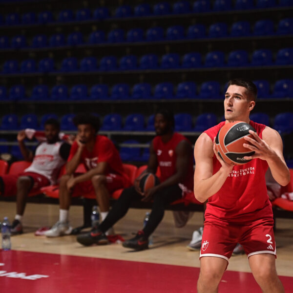 Crvena zvezda i Partizan igraju 180. večiti derbi u Superligi Srbije