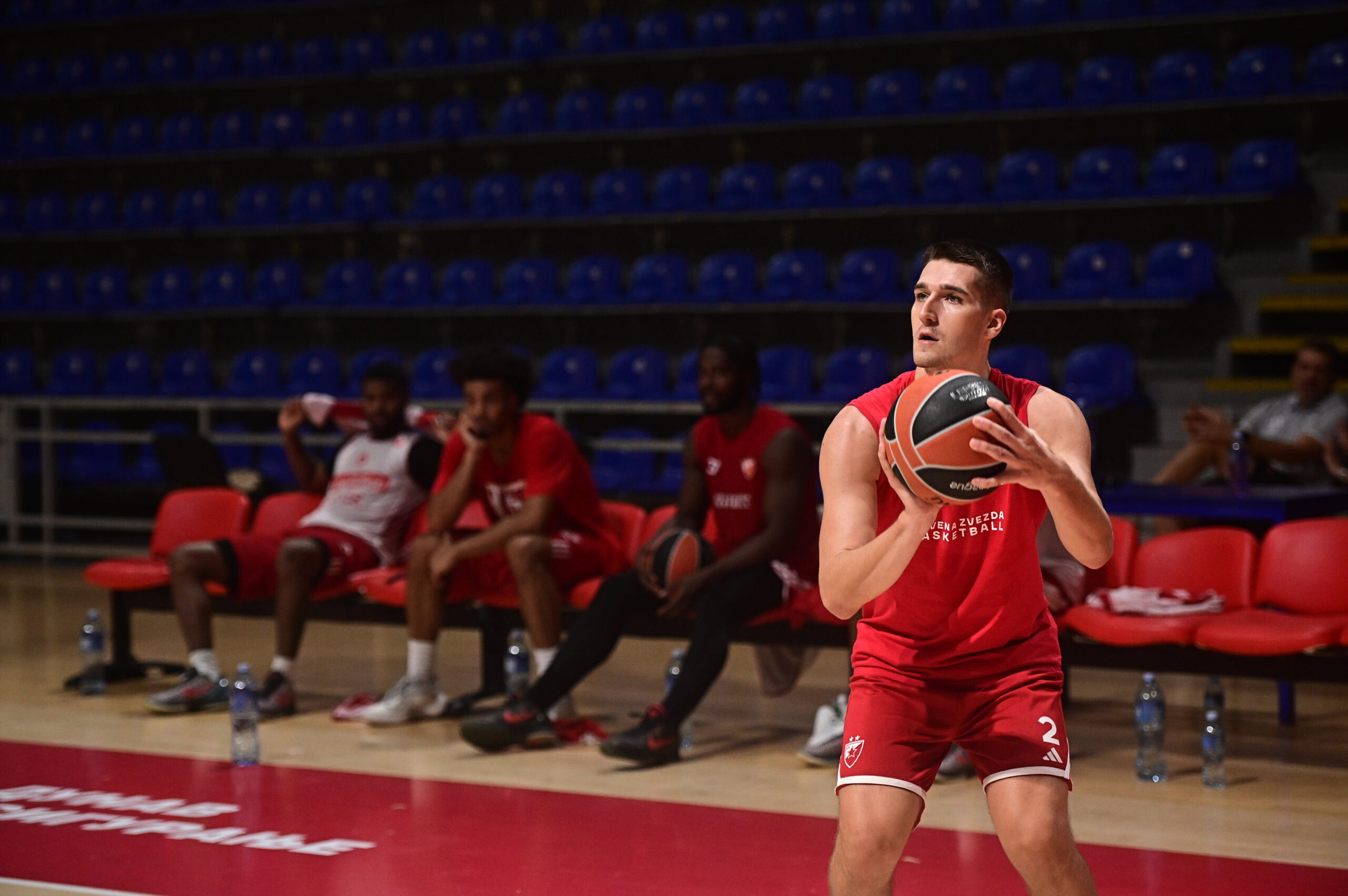 Crvena zvezda i Partizan igraju 180. večiti derbi u Superligi Srbije
