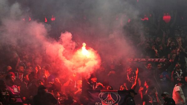 Navijači Crvene zvezde i Partizana razmenjivali baklje pred 180. večiti derbi na Marakani – napad bakljama u Beogradu