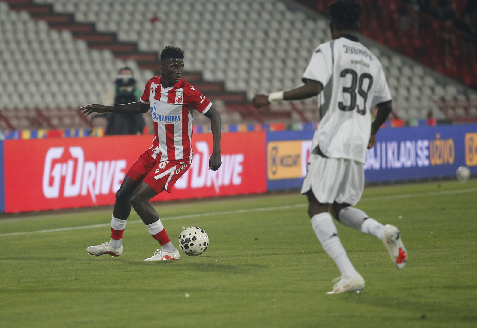 The match of the eight round of the Mozzart Super League of Serbia, the 180th eternal derby between FK Crvena zvezda and FK Partizan was played at the Rajko Mitic stadium. Utakmica osmog kola Mozzart Super lige Srbije, 180. veciti derbi izmedju FK Crvena zvezda i FK Partizan odigrana je na stadion Rajko Mitic.
