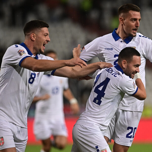 Navijači Srbije upalili baklje na Marakani tokom meča protiv Holandije – Luka Jović Srbija Holandija