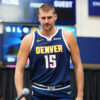 Nikola Jokić i maskota Denvera u duhovitom okršaju na početku NBA sezone – Nikola Jokić Denver Nagetsi