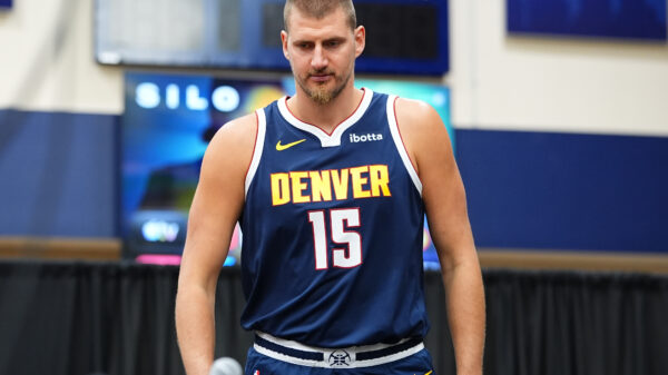 Nikola Jokić i maskota Denvera u duhovitom okršaju na početku NBA sezone – Nikola Jokić Denver Nagetsi