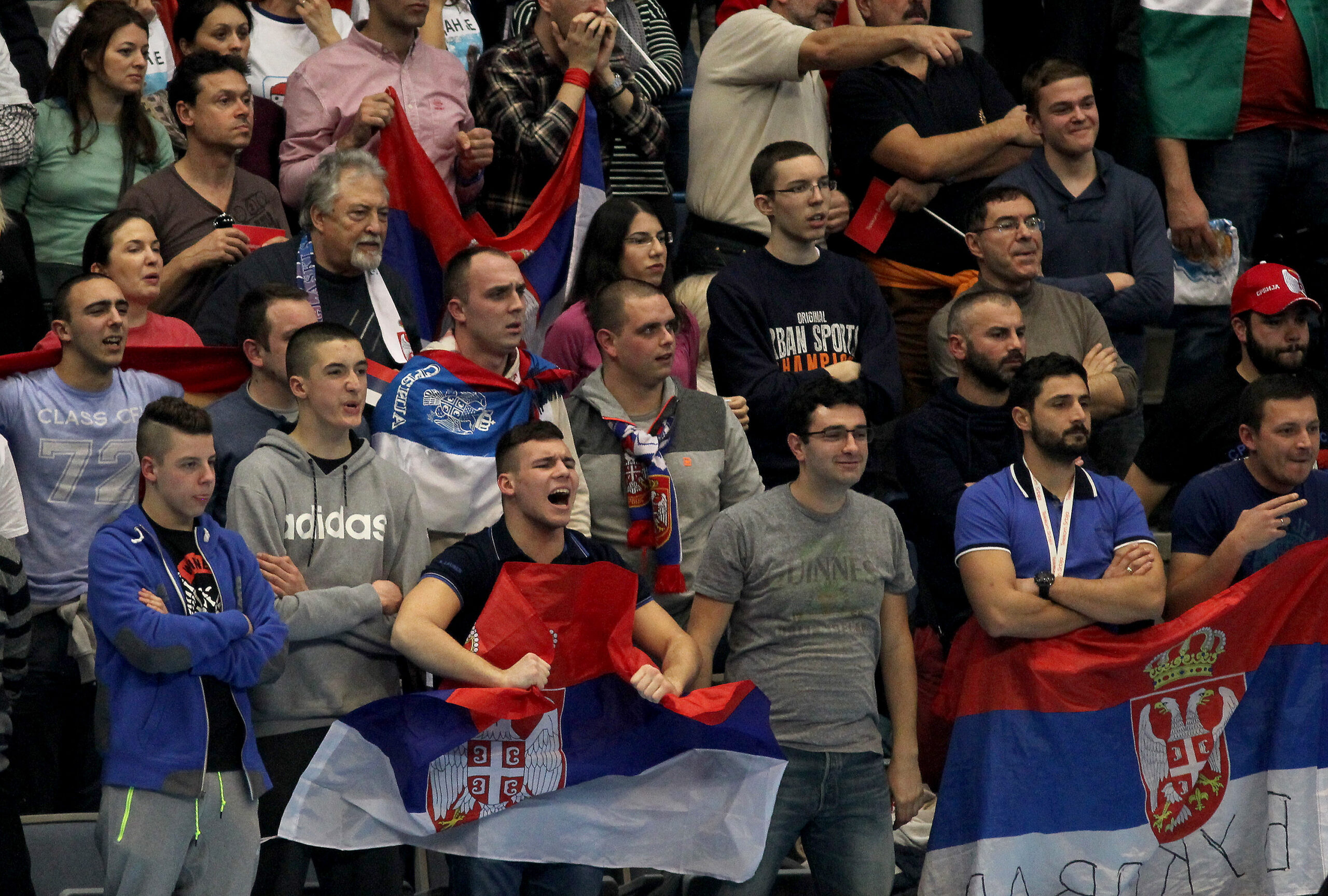 Navijači Srbije u Minhenu pružaju podršku Orlovima uprkos zabrani UEFA