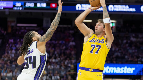 Luka Dončić predvodio Los Anđeles Lejkerse do pobede 127:103 protiv Sakramento Kingsa u prvoj utakmici posle LeBrona Džejmsa
