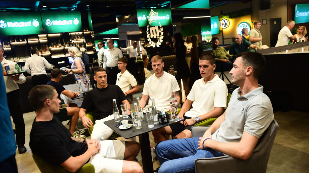 The company Max Bet, the general sponsor of the football club Partizan, organized a meeting of journalists with the first team and the coach of the club from Humska on the occasion of the presentation of the team for the upcoming season 2024/2025. Kompanija Max Bet, generalni sponzor fudbalskog kluba Partizan je organizovala druzenje novinara sa prvotimcima i trenerom kluba iz Humske povodom predstavljanja tima za predstojecu sezonu 2024/2025.