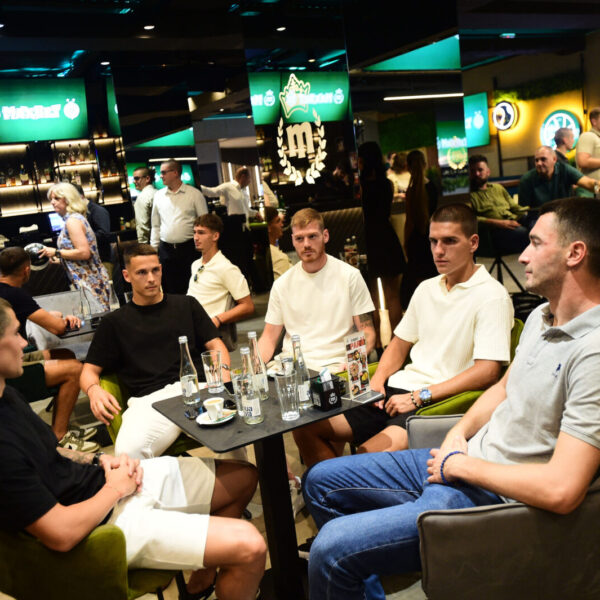 The company Max Bet, the general sponsor of the football club Partizan, organized a meeting of journalists with the first team and the coach of the club from Humska on the occasion of the presentation of the team for the upcoming season 2024/2025. Kompanija Max Bet, generalni sponzor fudbalskog kluba Partizan je organizovala druzenje novinara sa prvotimcima i trenerom kluba iz Humske povodom predstavljanja tima za predstojecu sezonu 2024/2025.