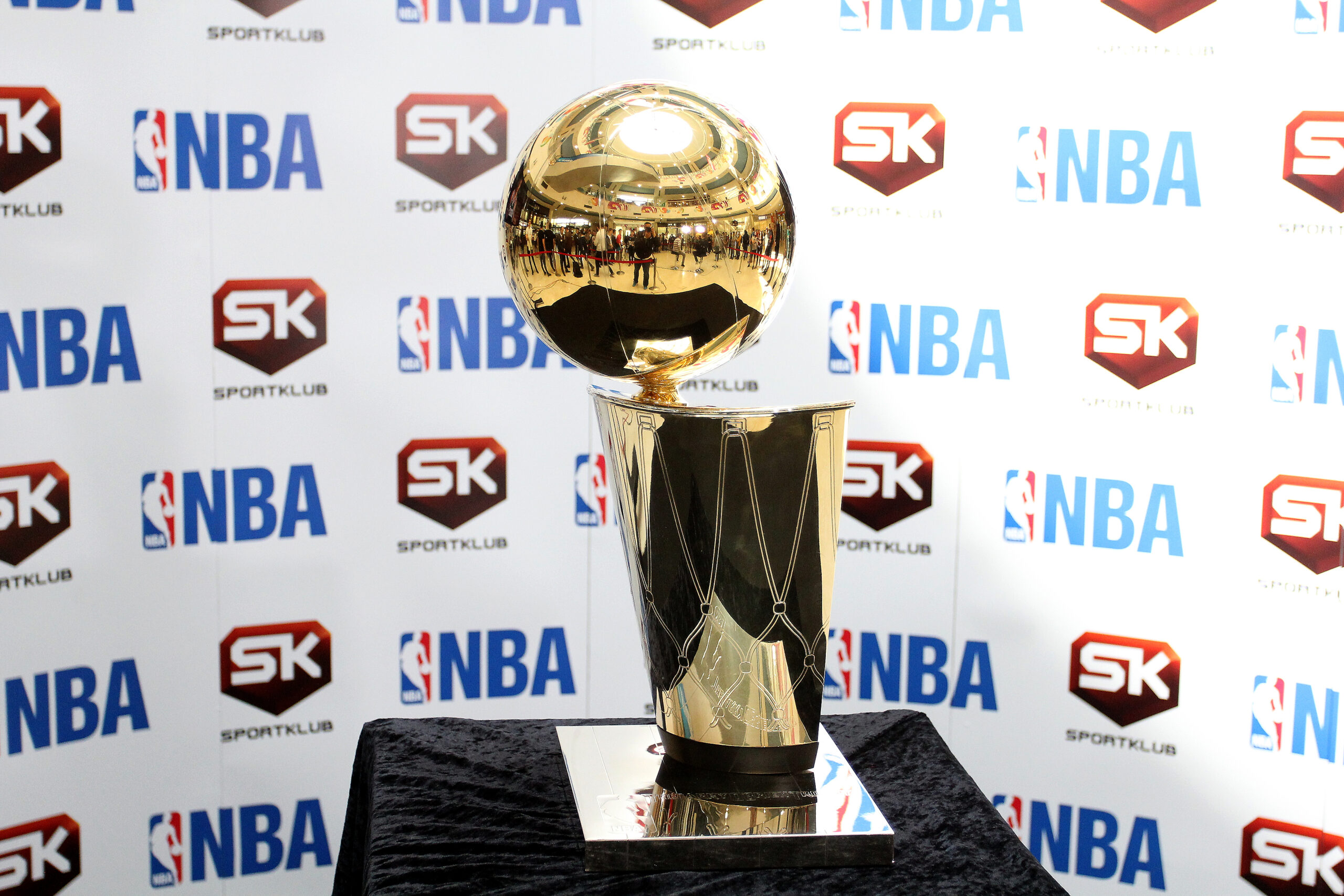 Larry O’Brien NBA trofej stiže u Beograd uz Mozzart i NBA Fan Zonu – Larry O’Brien NBA trofej Beograd