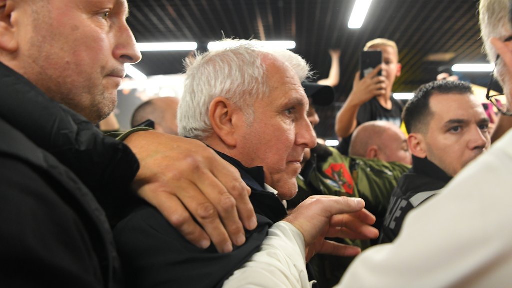 Željko Obradović dočekan ovacijama navijača Partizana u Areni