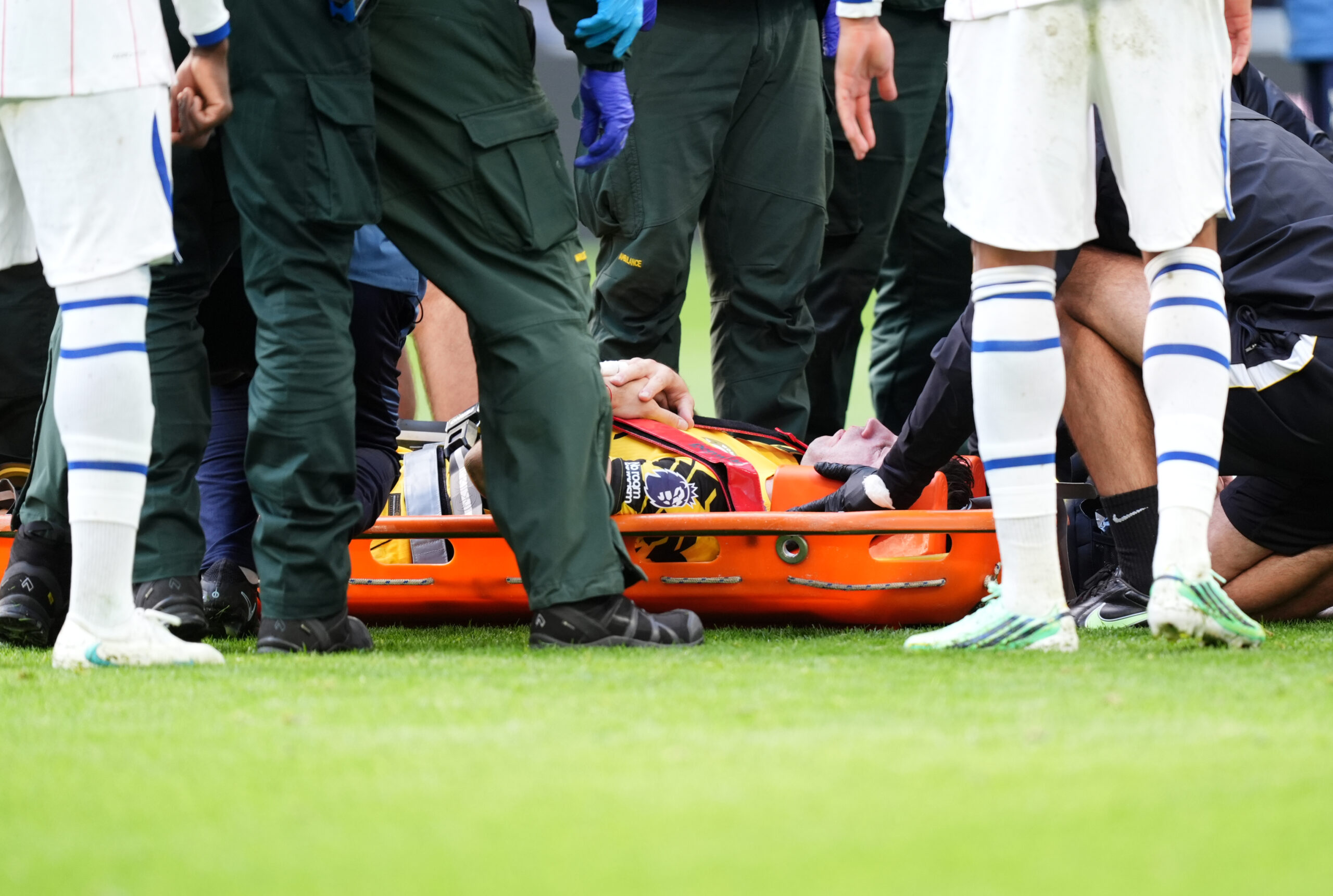 Emiliano Martínez napustio stadion na nosilima posle sudara sa Branthwaiteom