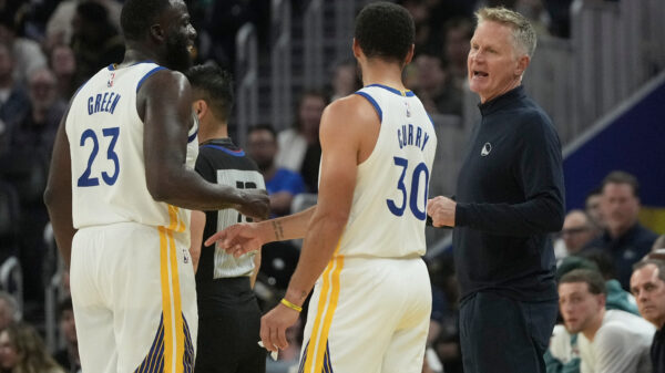 Stiv Ker zatekao svog dvojnika na tribinama tokom meča Golden Stejt Voriorsa – Stiv Ker Golden Stejt NBA