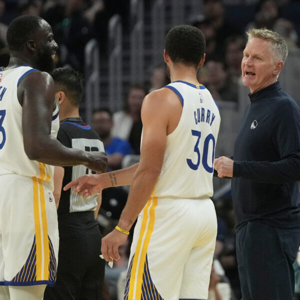 Stiv Ker zatekao svog dvojnika na tribinama tokom meča Golden Stejt Voriorsa – Stiv Ker Golden Stejt NBA