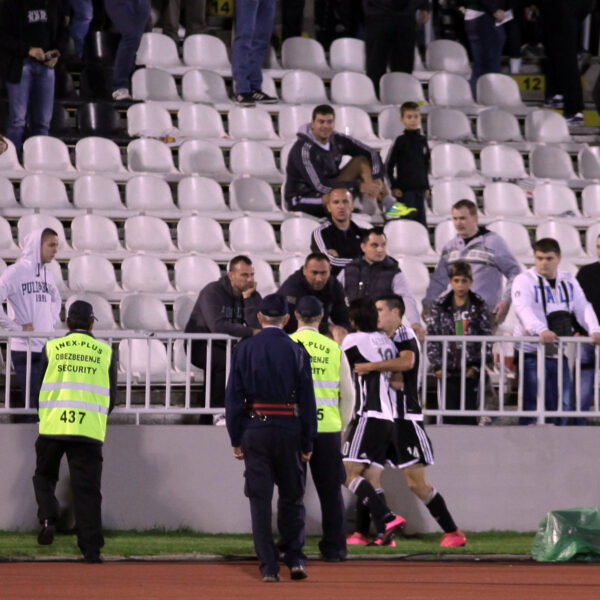 Partizan na poluvremenu gubi od Čukaričkog, navijači nezadovoljni viđenim u Humskoj – Partizan Čukarički Humsku