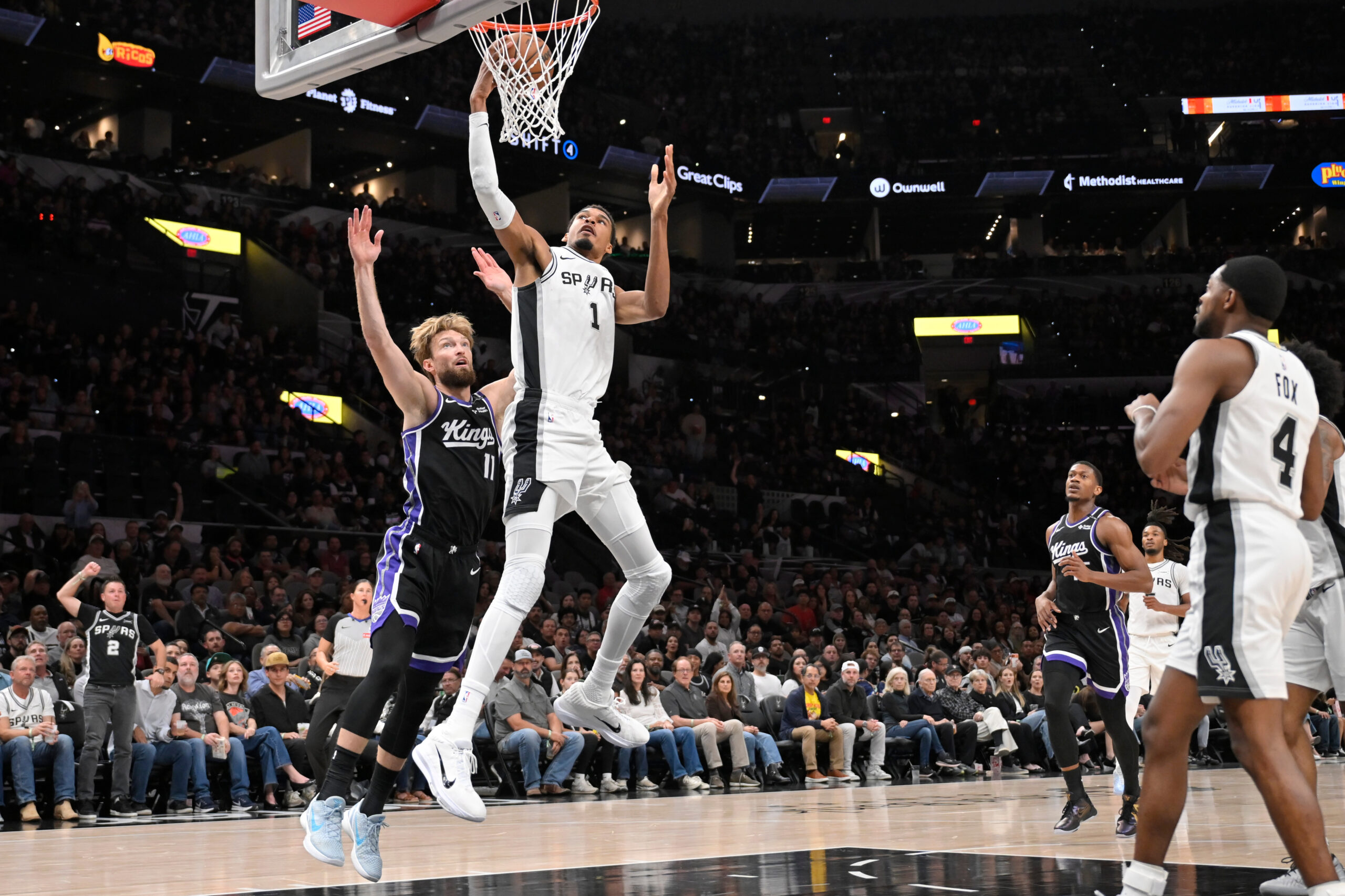 Viktor Vembanjama predvodio Sparse do ubedljive pobede nad Kingsima 130:103 u NBA