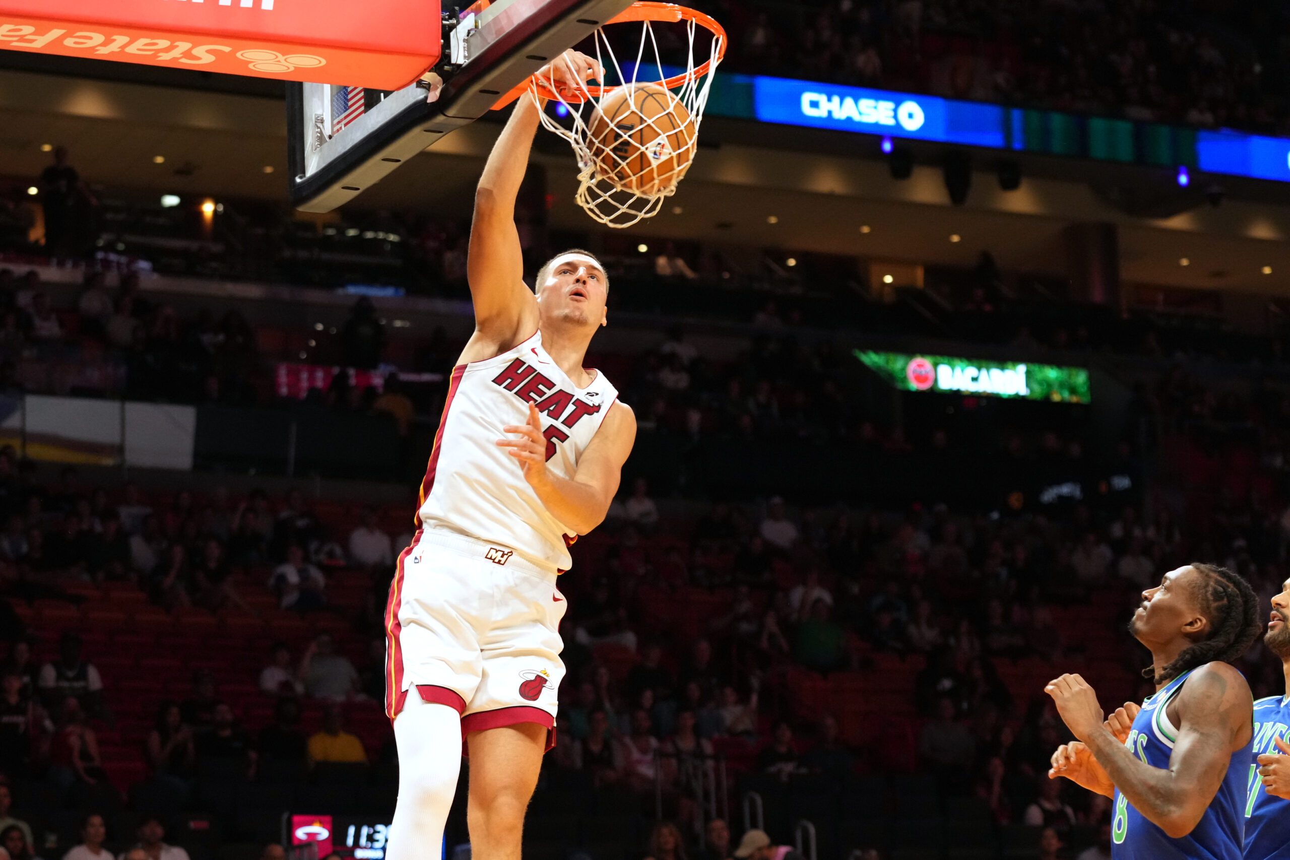 Majami pobedio Atlantu 129:117, Nikola Jović postigao koš sa pola terena u NBA ligi – Nikola Jović Majami Hit Atlanta NBA